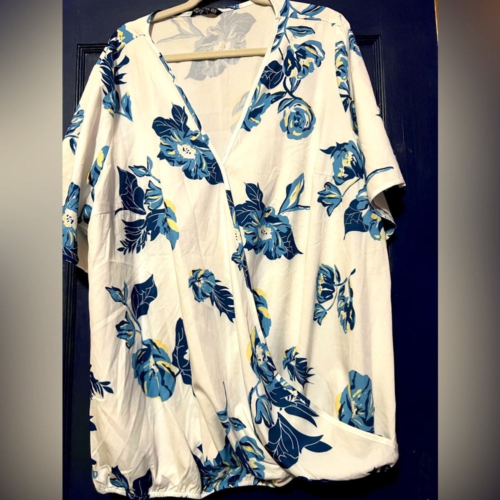 Bloomchic white blue floral top 3x